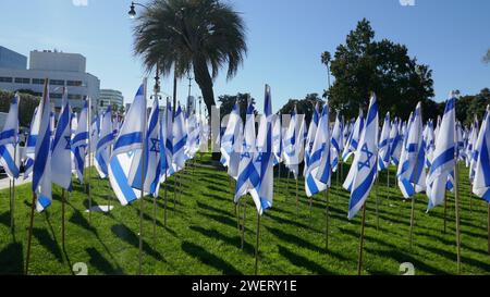 Beverly Hills, Kalifornien, USA 26. Januar 2024 1400 Flags Gaza war Victors Memorial Art Installation in Beverly Park am 26. Januar 2024 in Beverly Hills, Kalifornien, USA. Art Installation von 14,00 gezeigten Flaggen vom 25. Januar 2024 bis 25. Februar 2024. Flaggen, die Opfer aus über 30 Nationen repräsentieren, die während des Angriffs der Hamas am 7. Oktober 2023 starben. Foto: Barry King/Alamy Live News Stockfoto