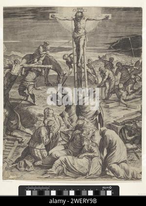 Kreuzigung Christi (mittlerer Teil), Agostino Carracci, nach Jacopo Tintoretto, 1582 Print Cross-Killing of Christ on Golgota. Christus hängt am Kreuz, die beiden Verbrecher werden links und rechts von ihm gekreuzigt. Longinus ist dabei, seine Lanze in die Seite Christi zu legen. Eine Gruppe Männer auf Pferden und Esel beobachten. Die Maria und Johannes trauern unter dem Kreuz. Lateinischer Text in STUDMARGE. Papier mit Gravur der Kreuzigung Christi: Christi Tod am Kreuz; Golgatha (Matthäus 27:45-58; Markus 15:33-45; Lukas 23:44-52; Johannes 19:25-38) Stockfoto