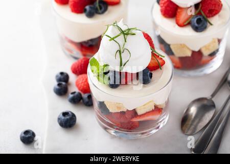 Kuchen und Beeren in einer Tasse, Dessert in einer Glasidee Stockfoto