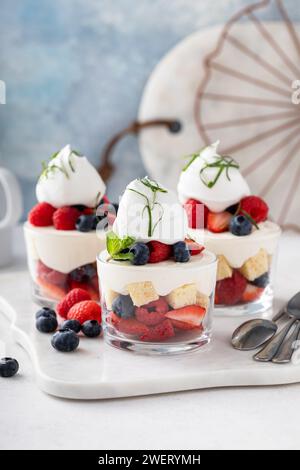Kuchen und Beeren in einer Tasse, Dessert in einer Glasidee Stockfoto