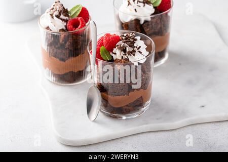 Schokoladenmousse und Brownie Parfait in einer Tasse mit frischen Himbeeren Stockfoto