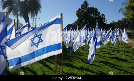 Beverly Hills, Kalifornien, USA 26. Januar 2024 1400 Flags Gaza war Victors Memorial Art Installation in Beverly Park am 26. Januar 2024 in Beverly Hills, Kalifornien, USA. Art Installation von 14,00 gezeigten Flaggen vom 25. Januar 2024 bis 25. Februar 2024. Flaggen, die Opfer aus über 30 Nationen repräsentieren, die während des Angriffs der Hamas am 7. Oktober 2023 starben. Foto: Barry King/Alamy Live News Stockfoto