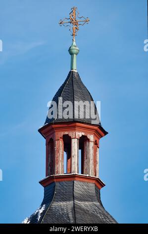 Der Turm der historischen kölner Kirche alt St. heribert mit der verwitterten Holzkonstruktion des Glockenturms im januar 2024 Stockfoto
