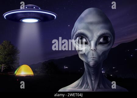 UFO. Fliegendes Raumschiff strahlt nachts Lichtstrahl über dem Zelt aus. Entführung und Erkundung der menschlichen Zivilisation durch Außerirdische Stockfoto