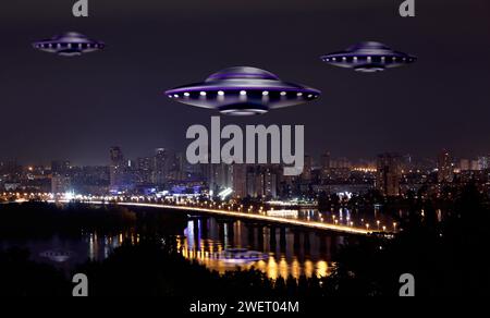 UFO. Außerirdische Raumschiffe fliegen über die Nachtstadt. Außerirdische Besucher Stockfoto