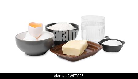 Eier, Butter, Mehl, Salz und Wasser isoliert auf weiß. Zutaten für Blätterteig Stockfoto