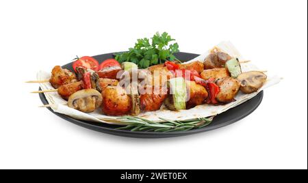 Köstliche Shish-Kebabs mit Gemüse und Gewürzen isoliert auf weiß Stockfoto