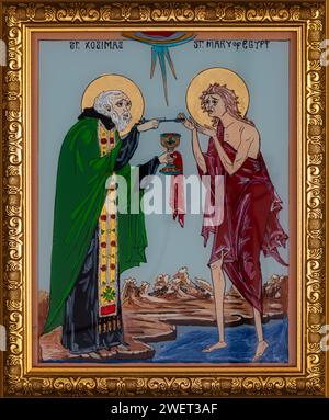 Ikone auf Gegenglas im naiven orthodoxen Stil Osteuropas, die die Heilige Maria von Ägypten mit dem Heiligen Zosimas darstellt. Gerahmtes Symbol. Stockfoto