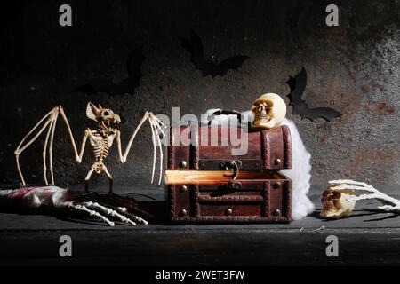 Komposition mit Schatzkiste und Halloween Dekor auf dunklem Hintergrund Stockfoto