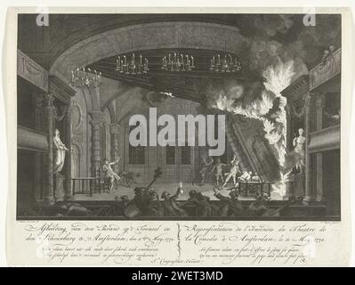 Theater der Amsterdam Schouwburg beim Ausbruch der Marke, 1772, Cornelis Bogerts, nach Pieter Barbiers (I), 1772 Print Ansicht auf die Szene der Amsterdam Schouwburg während des Ausbruchs des Feuers am 11. Mai 1772. Das Feuer brach bei der Aufführung der Oper „de Deserteur“ aus. Auf der Bühne fliehen Schauspieler und rechts fällt ein brennendes Bühnenbild herum. Musiker fliehen aus dem Orchestereimer im Vordergrund. Unter der Show der Titel und ein Zweiwege-Vers in Niederländisch (links) und Französisch (rechts). Teil einer Serie von vier Drucken mit Titeldruck über den Brand in der Amsterdam Schouwburg. Papier et Stockfoto