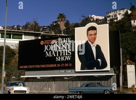 Eine Plakatwand wirbt für eine Live-Performance des Künstlers Johnny Mathis auf dem Sunset Strip in Los Angeles, CA, USA um die 1970er Jahre Stockfoto