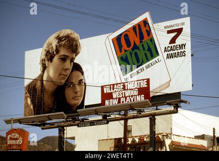 Eine Werbetafel auf dem Sunset Strip wirbt für das Buch und den Film Love Story mit Ryan Oneal und Ali McGraw in Los Angeles, Kalifornien, 1970 Stockfoto