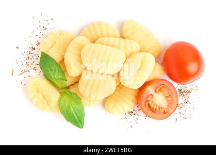 Leckere Gnocchi mit Tomaten und Basilikum auf weißem Hintergrund Stockfoto