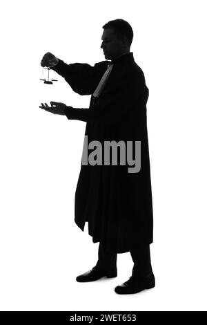 Silhouette eines männlichen Richters mit Justizskalen auf weißem Hintergrund Stockfoto
