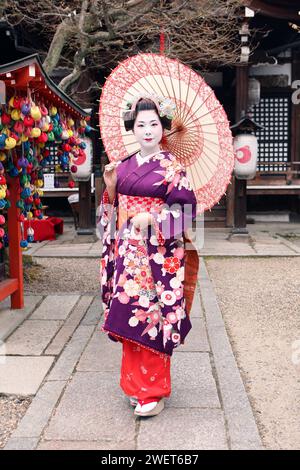 Wunderschöne japanische Geisha Maiko in Kyoto Japan mit Regenschirm Stockfoto