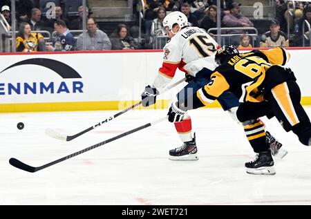 Pittsburgh, Usa. Januar 2024. Florida Panthers Center Anton Lundell (15) erschießt den Puck als Pittsburgh Penguins Defenseman Erik Karlsson (65) das Spiel in der ersten Phase in der PPG Paints Arena in Pittsburgh am Freitag, den 26. Januar 2024 blockieren. Foto von Archie Carpenter/UPI. Quelle: UPI/Alamy Live News Stockfoto