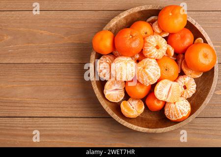 Schüssel mit süßen Mandarinen auf Holztisch Stockfoto