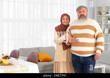 Reifes muslimisches Paar zu Hause. Ramadan-Feier Stockfoto