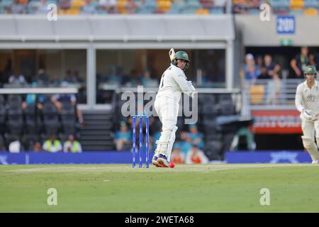 Brisbane, Australien. Januar 2024. Usman Khawaja (1 Australien) schlug am zweiten Tag des NRMA Insurance Test Matches zwischen Australien und W Stockfoto