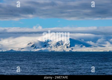 Berge und Gletscher der Elefanteninsel vor der Nordküste der Antarktis. Stockfoto