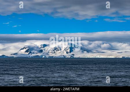 Berge und Gletscher der Elefanteninsel vor der Nordküste der Antarktis. Stockfoto