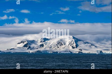 Berge und Gletscher der Elefanteninsel vor der Nordküste der Antarktis. Stockfoto