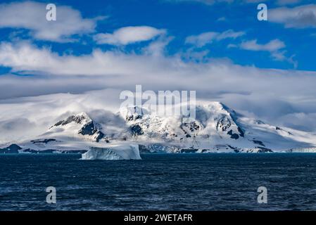 Berge und Gletscher der Elefanteninsel vor der Nordküste der Antarktis. Stockfoto