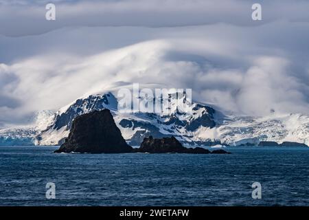 Berge und Gletscher entlang der Küste der Elefanteninsel in der Antarktis. Stockfoto