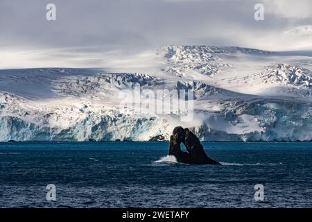 Berge und Gletscher entlang der Küste der Elefanteninsel in der Antarktis. Stockfoto