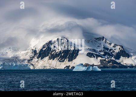 Berge und Gletscher entlang der Küste der Elefanteninsel in der Antarktis. Stockfoto