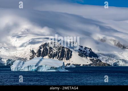 Berge und Gletscher entlang der Küste der Elefanteninsel in der Antarktis. Stockfoto