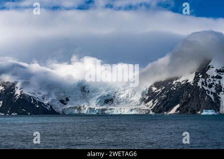 Berge und Gletscher entlang der Küste der Elefanteninsel in der Antarktis. Stockfoto