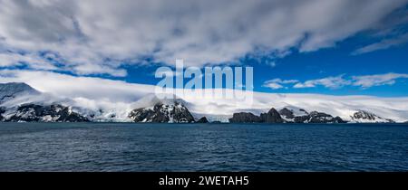 Panoramablick auf Gletscher und Berge entlang der Küste von Elephant Island, Antarktis. Stockfoto