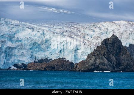 Berge und Gletscher entlang der Küste der Elefanteninsel in der Antarktis. Stockfoto