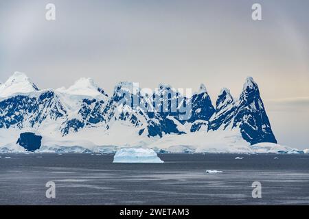 Zerklüftetes Gelände der South Shetland Islands, Antarktis. Stockfoto