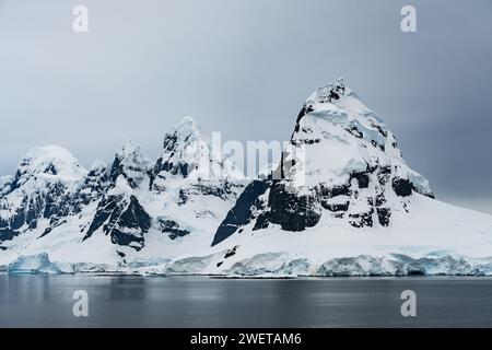 Zerklüftetes Gelände der South Shetland Islands, Antarktis. Stockfoto