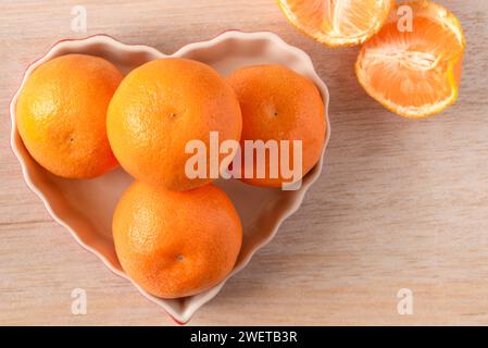 Mangos in herzförmiger Schüssel Stockfoto