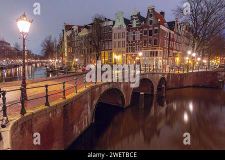 Amsterdamer Kanal Keizersgracht mit typisch holländischen Häusern und Brücke bei Nacht, Holland, Niederlande Stockfoto