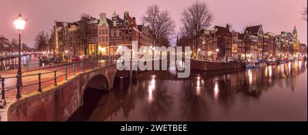 Panorama des Amsterdamer Kanals Keizersgracht mit typisch niederländischen Häusern bei Nacht, Holland, Niederlande Stockfoto
