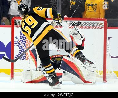 Pittsburgh, Usa. Januar 2024. Der linke Flügel der Pittsburgh Penguins Jake Guentzel (59) schoss 3-2 am Freitag, den 26. Januar 2024 in der PPG Paints Arena in Pittsburgh über den Handschuh des Florida Panthers Torhüters Sergei Bobrovsky (72). Foto von Archie Carpenter/UPI. Quelle: UPI/Alamy Live News Stockfoto