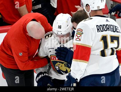 Pittsburgh, Usa. Januar 2024. Das Florida Panthers Center Evan Rodrigues ( (16) benötigt Hilfe, um nach einem Zusammenstoß in der zweiten Periode gegen die Pittsburgh Penguins in der PPG Paints Arena in Pittsburgh am Freitag, den 26. Januar 2024 aus dem Eis zu kommen. Foto von Archie Carpenter/UPI. Quelle: UPI/Alamy Live News Stockfoto