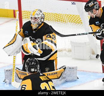 Pittsburgh, Usa. Januar 2024. Alex Nedeljkovic, Torhüter der Pittsburgh Penguins (39), trifft am Freitag, den 26. Januar 2024 in der PPG Paints Arena in Pittsburgh auf das Tor des Florida Panthers-Zentrums Sam Reinhart. Foto von Archie Carpenter/UPI. Quelle: UPI/Alamy Live News Stockfoto