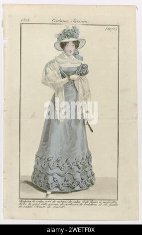 Journal of the Ladies and Moden, Pariser Kostüm, 15. August 1823, (2172): Crêp-Hut (...), 1823 Frau in einem Kleid von Gros d'été mit Roueaux, Brühe und Satin-Laub. Auf dem Kopf ein Hut aus Krepp, verziert mit Satinbändern und Blumen mit aigretten. Ein dreieckiges Tuch aus Spitze um die Schultern. Weiteres Zubehör: Handschuhe, Armbänder um beide Handgelenke, Fächer, Schuhe. Der Druck ist Teil des Modemagazins Journal des Dames et des Modes, herausgegeben von Pierre de la Mésangère, Paris, 1797–1839. Papiergravur von Modetafeln. Kleid, Kleid (+ Damenkleidung). Kopfschutz: Hut Stockfoto