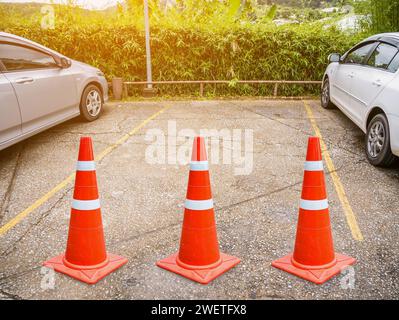 Leerer Parkplatz mit Verkehrskegel auf der Straße im Park Stockfoto