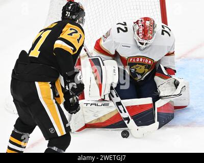 Pittsburgh, Usa. Januar 2024. Florida Panthers Torhüter Sergei Bobrovsky (72) stoppt den Schuss pf Pittsburgh Penguins Center Evgeni Malkin (71) während der zweiten Phase des Panthers 3-2-Sieges in der Überstunden in der PPG Paints Arena in Pittsburgh am Freitag, den 26. Januar 2024. Foto von Archie Carpenter/UPI. Quelle: UPI/Alamy Live News Stockfoto