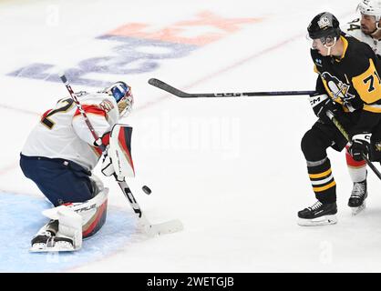 Pittsburgh, Usa. Januar 2024. Florida Panthers Torhüter Sergei Bobrovsky (72) stoppt den Schuss pf Pittsburgh Penguins Center Evgeni Malkin (71) während der zweiten Phase des Panthers 3-2-Sieges in der Überstunden in der PPG Paints Arena in Pittsburgh am Freitag, den 26. Januar 2024. Foto von Archie Carpenter/UPI. Quelle: UPI/Alamy Live News Stockfoto