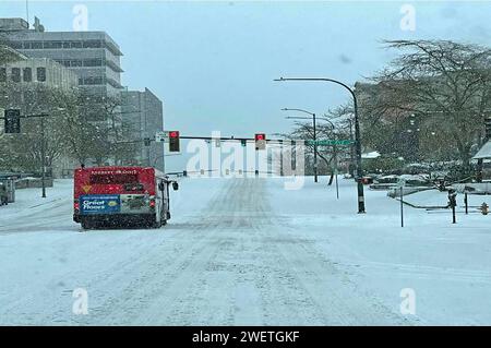 Fahren im Winter auf rutschigen und schneebedeckten Straßen Stockfoto