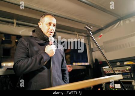 Rachid Azzouzi vom Fußballverein Greuther Fürth spricht während der Anti-Rassismus-Demonstration vor der Menge. Quelle: SOPA Images Limited/Alamy Live News Stockfoto