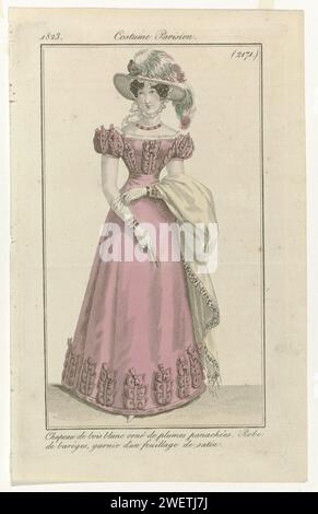 Journal of the Ladies and Fashion, Pariser Kostüm, 10. August 1823, (2171): Weißer Holzhut (...), 1823 stehende Frau in einem Kleid von 'barèges' gekleidet mit Satin-Laub. Auf dem Kopf ein Hut von „Bois Blanc“, der mit häufig gefärbten Federn verziert ist. Weiteres Zubehör: Halskette, Handschuhe, Armbänder um beide Handgelenke, Fächer, Schal. Der Druck ist Teil des Modemagazins Journal des Dames et des Modes, herausgegeben von Pierre de la Mésangère, Paris, 1797–1839. Papiergravur von Modetafeln. Kleid, Kleid (+ Damenkleidung). Kopfbedeckung: Hut (+ Damenbekleidung). Kleidung für das Obermaterial Stockfoto