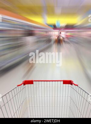 Warenkorb Ansicht im Supermarkt Milchjoghurt Tiefkühlkost Gefrierschrank und Regale verschwommener Hintergrund Stockfoto